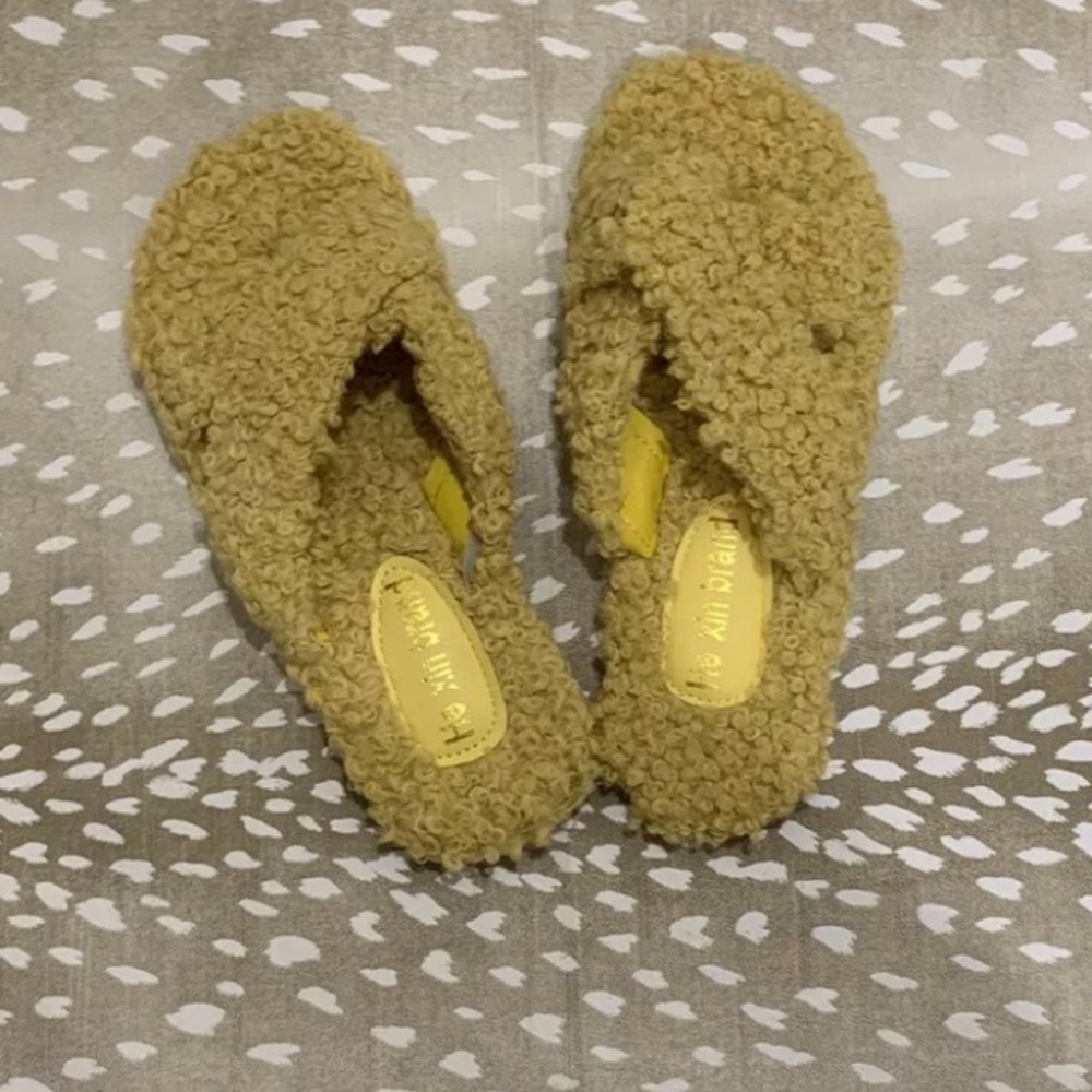 Solid Fluffy Crisscross Design Flat Sandals 6.5